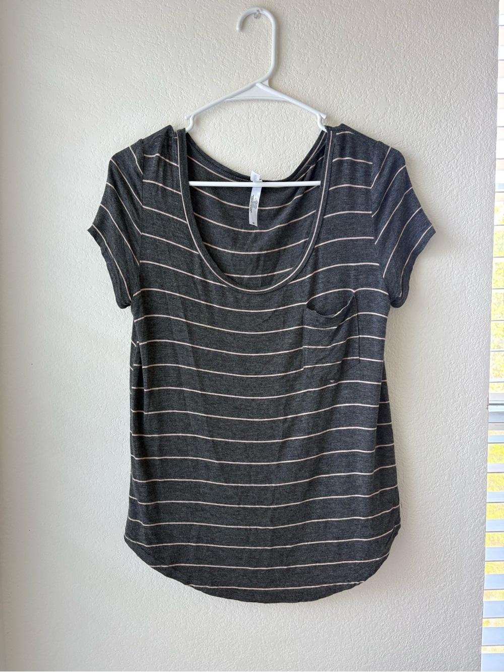 Striped Scoop Neck Pocket Tee - Charcoal Gray